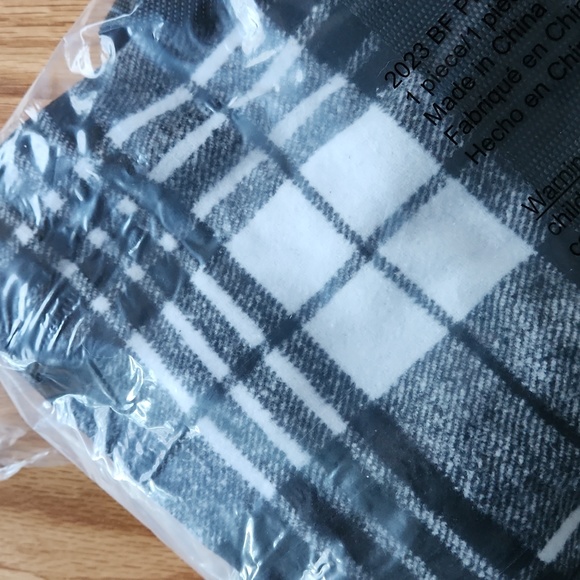 Holiday Black and White Plaid Weekender Bag, NWT! - Picture 9 of 12